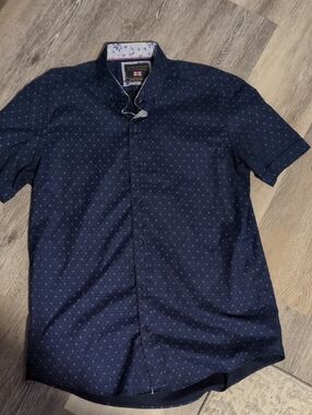 Men's Short-Sleeve Navy Button-Down Shirt with Subtle Print